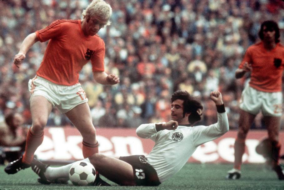4 posto - Olanda 1974. L&#39;attaccante della Germania Ovest Gerd Mueller contrasta l&#39;olandese Wim Rijsbergen durante la finale dei Mondiali a Monaco di Baviera. EPA